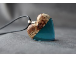 Naszyjnik z drewna i żywicy - Serce niebieskie z czeczotą topoli (Srebro)
