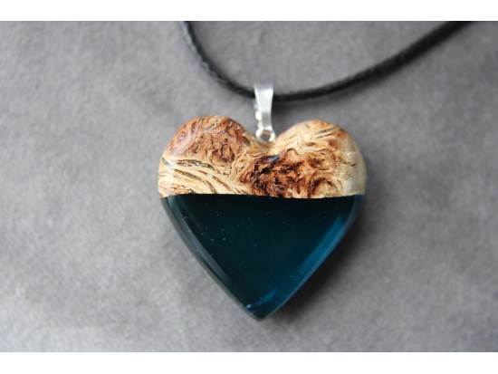 Naszyjnik z drewna i żywicy - Serce niebieskie z czeczotą topoli (Srebro)