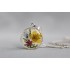 Srebrny naszyjnik z bukietem kolorowych kwiatków na białym tle