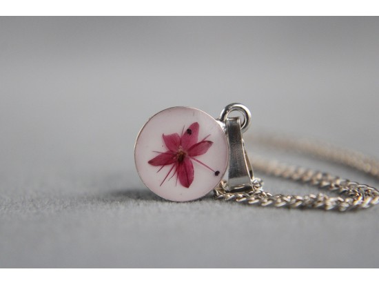 Srebrny naszyjnik z różowym kwiatkiem