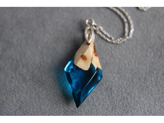Naszyjnik z drewna i żywicy - Błękitny Diament