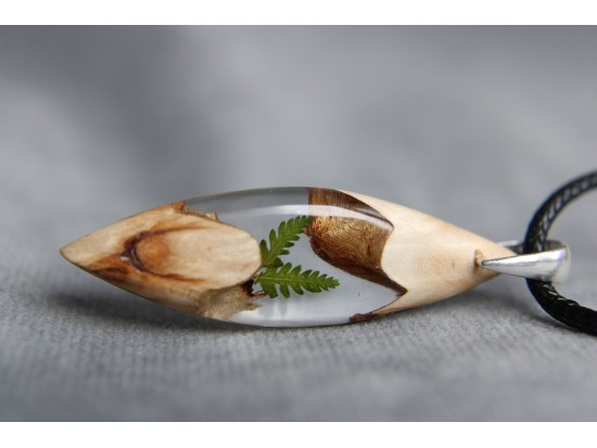 Naszyjnik z drewna i żywicy z listkami paproci