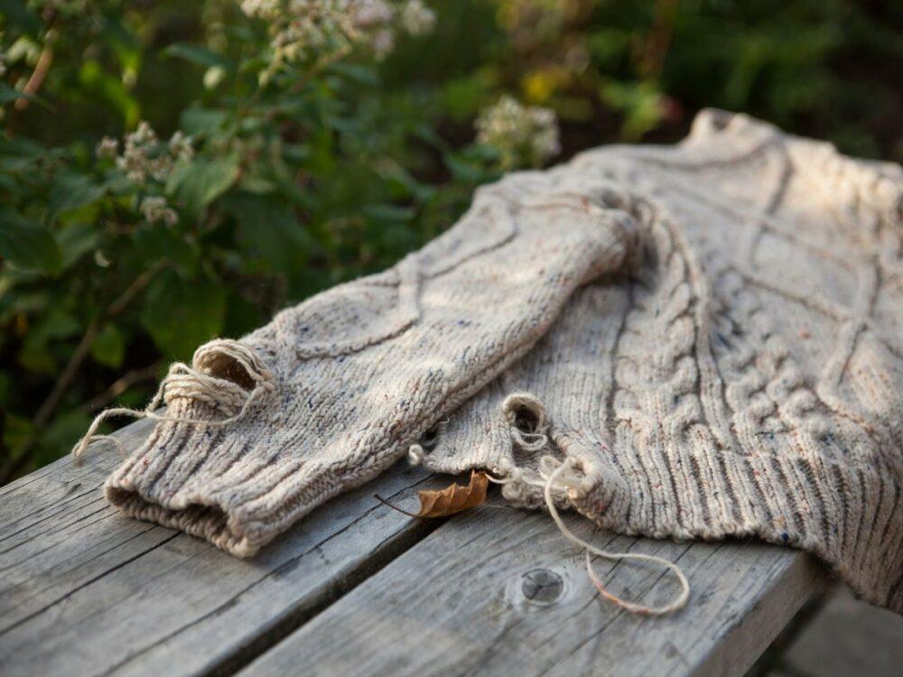 dzianinowy sweter z otworami