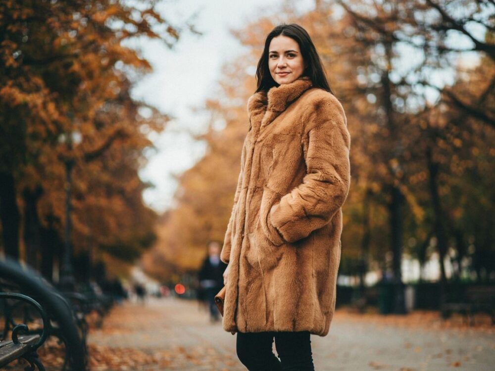 kobieta w modnym sztucznym futrze